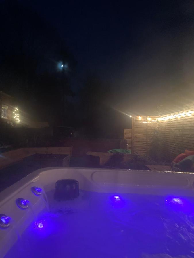 Fantastic Location, Annexe With Hot Tub Villa Warmingham Buitenkant foto