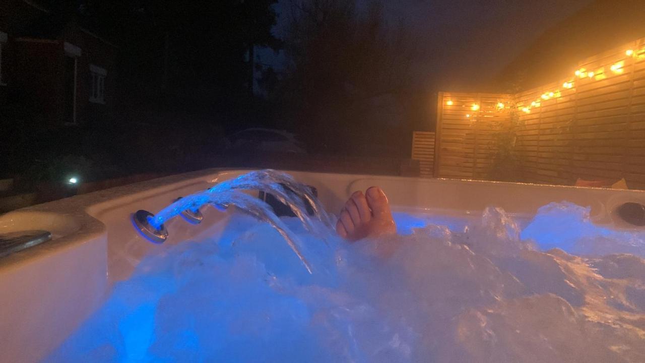 Fantastic Location, Annexe With Hot Tub Villa Warmingham Buitenkant foto